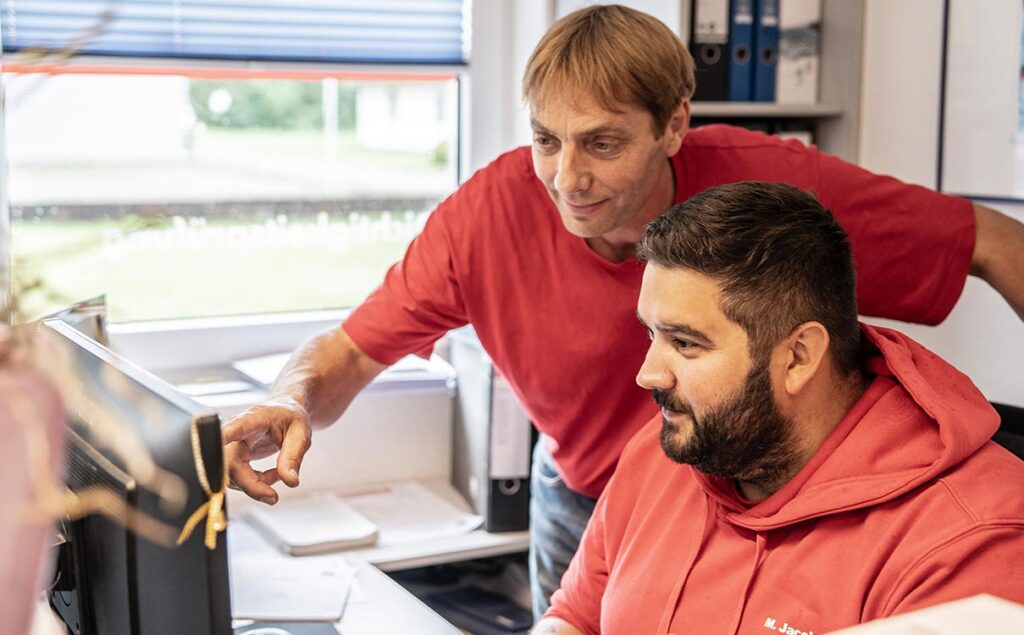 Mathias und Bernd Jacobsen im Büro